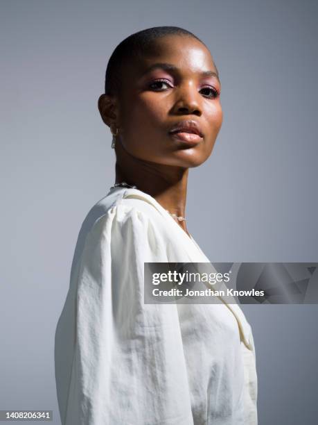 portrait beautiful, confident young woman with shaved head - black white faces stock-fotos und bilder