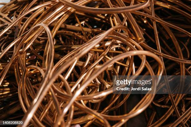 copper scrap meta - cobre fotografías e imágenes de stock