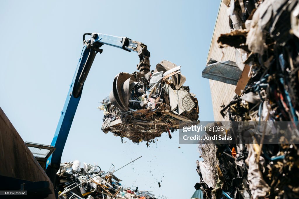 Hydraulic mechanical grabber in a scrap metal yard