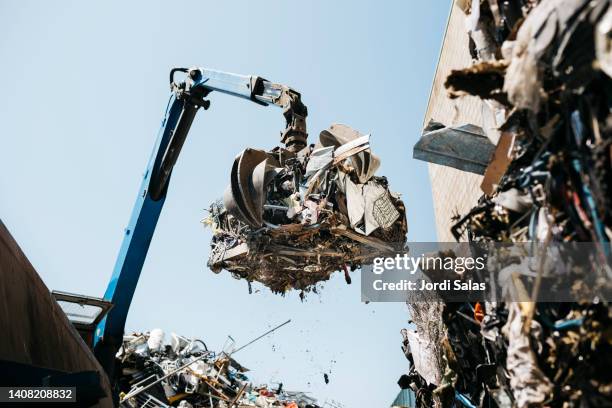 hydraulic mechanical grabber in a scrap metal yard - sucata imagens e fotografias de stock