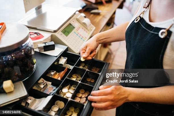 woman using a cash till - キャッシュレジスター ストックフォトと画像