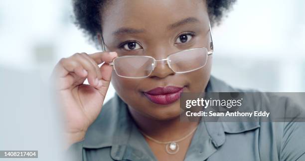 portrait en gros plan d’une femme d’affaires et d’un patron curieuse et sceptique regardant critique par-dessus ses lunettes au bureau. headshot du manager et du pdg examinant la sous-performance de l’employé et réfléchissant à une solution - double face photos et images de collection