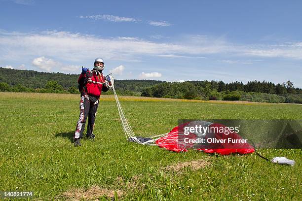 man over fifty is happy after a safe landing. - paraquedas - fotografias e filmes do acervo