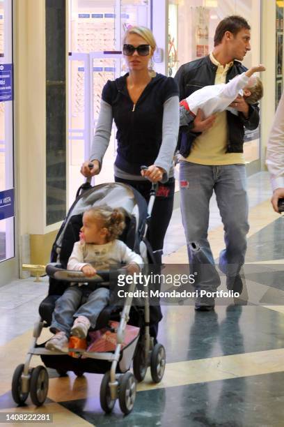 Italian footballer Francesco Totti and his wife Ilary Blasi go shopping at the mall with their sons Cristian and Chanel. Rome , October 10th, 2008