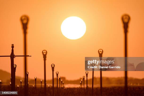 sunrise at the foot of the runway, airports, giant sun - weltraum flughafen stock-fotos und bilder