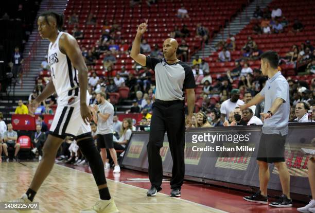 Sports analyst and former NBA player Richard Jefferson officiates the second quarter of a game between the New York Knicks and the Portland Trail...