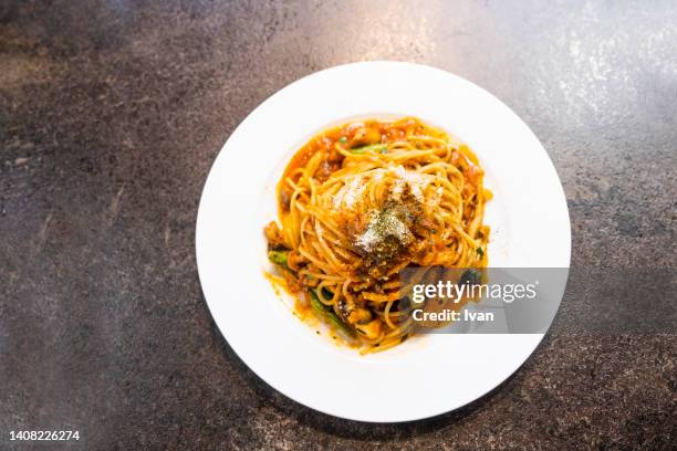 traditional italian meal spaghetti alla bolognese - spaghetti bolognese fotografías e imágenes de stock