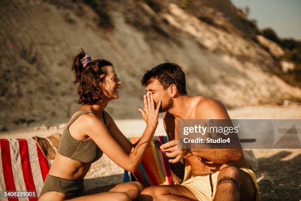 querida, cuide da sua pele. - queimadura pele - fotografias e filmes do acervo