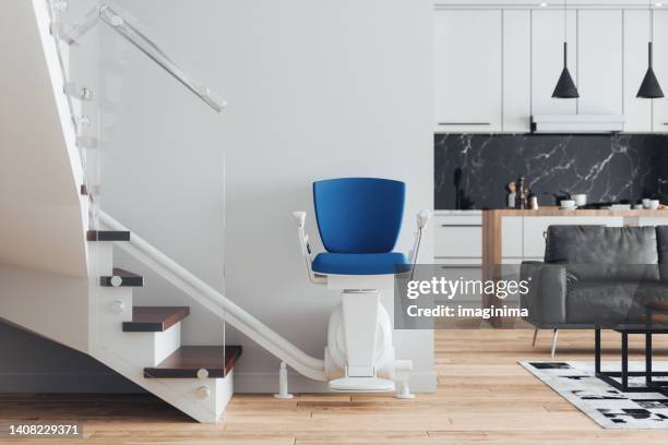 monte-escalier dans une maison moderne - ascenseur interieur photos et images de collection