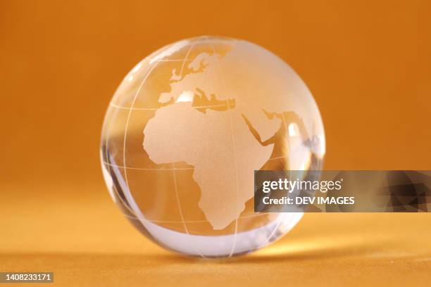 glass globe showing world - mundo de cristal fotografías e imágenes de stock