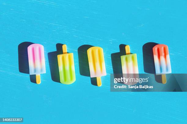 ice cream popsicle - aardbeienijs stockfoto's en -beelden
