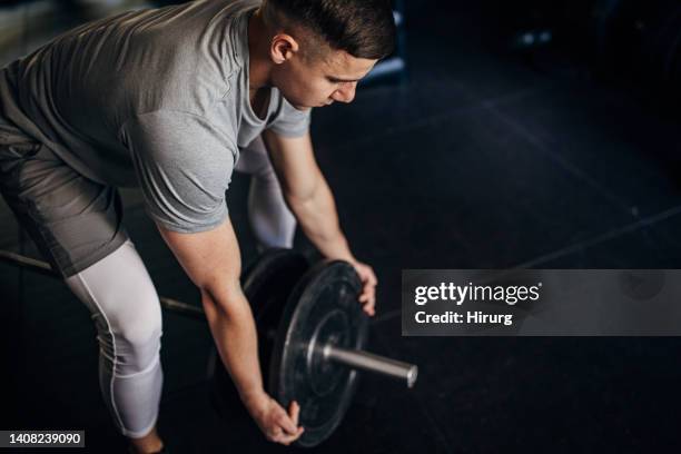 preparing for weightlifting - lange halter stockfoto's en -beelden