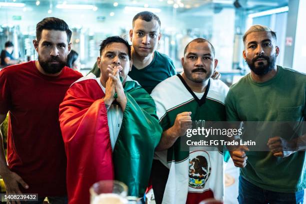 aficionados mexicanos viendo un partido de fútbol en un bar - perspectiva televisiva - mexico futbol fotografías e imágenes de stock