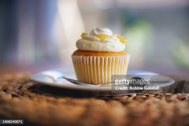freshly baked lemon meringue cupcake - icing stock pictures, royalty-free photos & images
