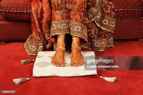 bride's feet with henna decoration on a cushion - wedding feet fotografías e imágenes de stock