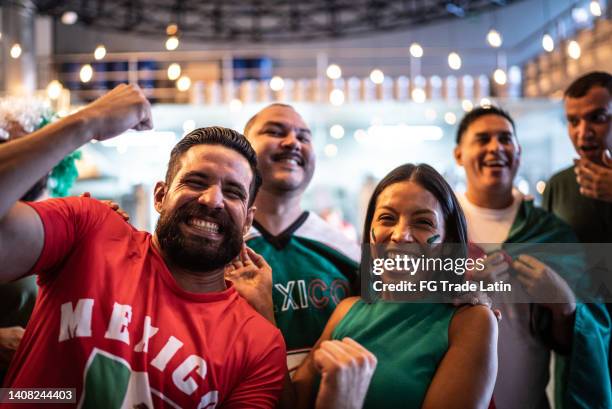 hinchas mexicanos celebran un gol en partido de futbol en bar - fiesta mexicana fotografías e imágenes de stock