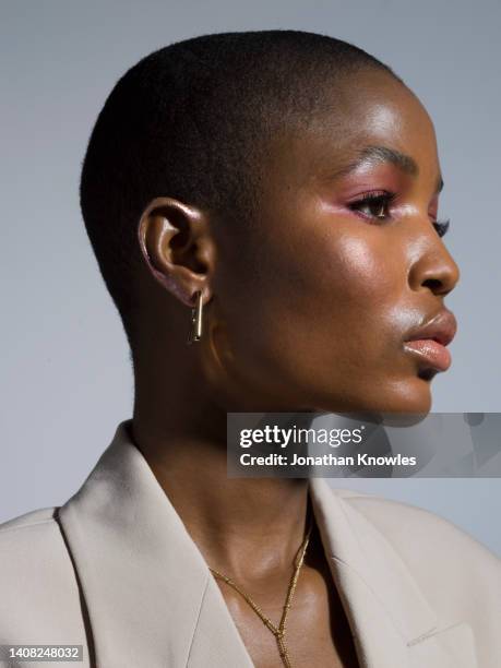 portrait beautiful, thoughtful young woman looking away - femme visage beauté profil fond blanc photos et images de collection