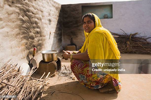 woman cooking on a wood burning stove, farrukh nagar, gurgaon, haryana, india - brasved bildbanksfoton och bilder