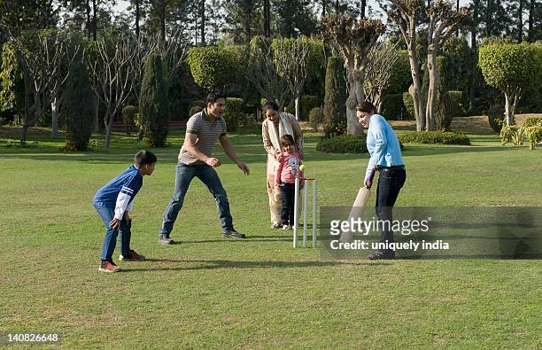 family playing cricket in lawn - family cricket stockfoto's en -beelden