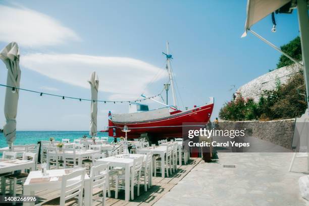 greek tavern in greek island,greece - paros photos et images de collection