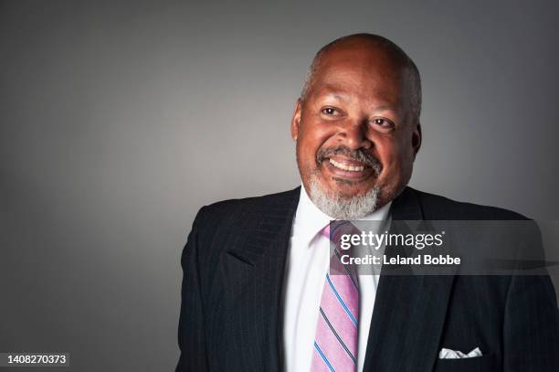 studio portrait of senior african american man - lapel 個照片及圖片檔