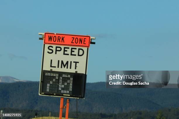 adjustable speed limit sign on a highway - speed limit sign stock pictures, royalty-free photos & images
