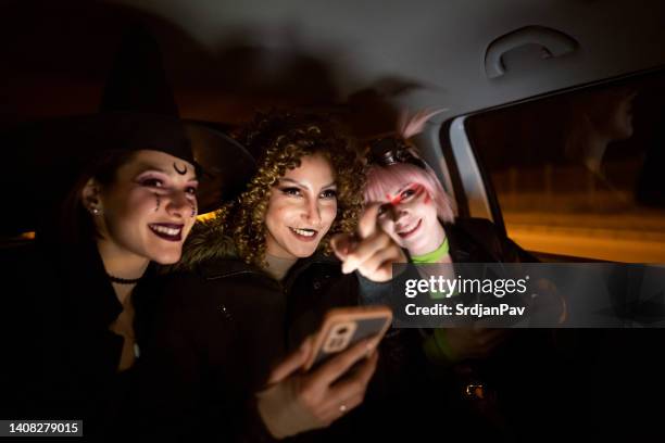 três jovens andando de táxi para a festa de halloween - halloween party - fotografias e filmes do acervo