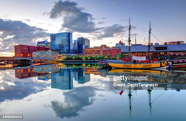 boston seaport district da fort point - fort point channel foto e immagini stock