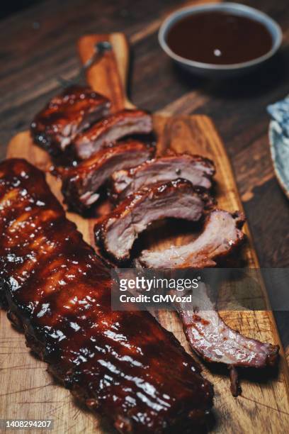 bbq schweinefleisch spareribs auf barbecue grill - spare rib stock-fotos und bilder