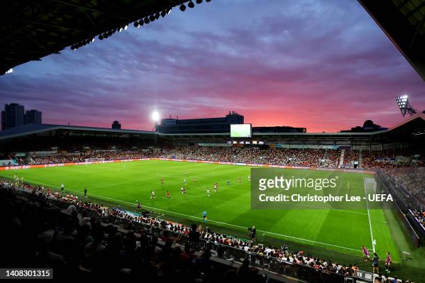 General view inside the stadium of the sunset during the UEFA Women's Euro 2022 group B match between Germany and Spain at Brentford Community...