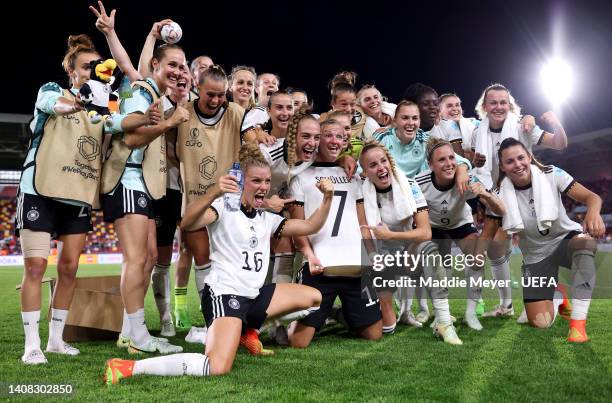 Alexandra Popp celebrates with teammates wearing the shirt of Lea Schuller of Germany who missed the game due to a positive COVID-19 test during the...