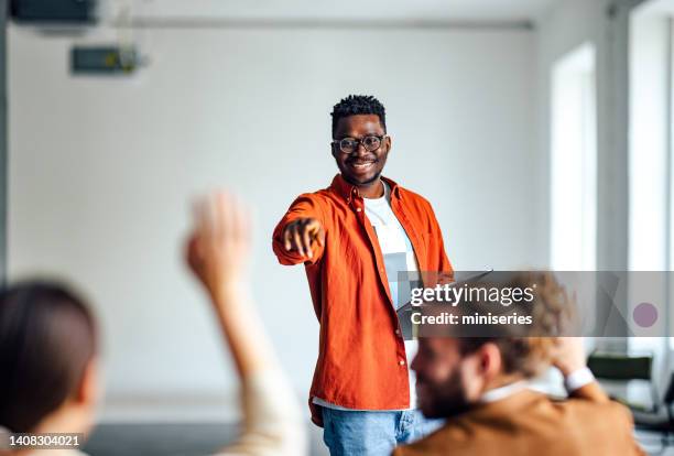 présentateur masculin joyeux interagissant avec le public - teaching photos et images de collection