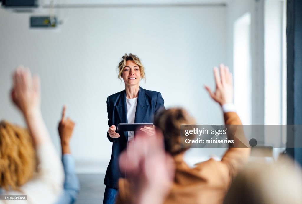 Fröhliche Moderatorin, die mit dem Publikum interagiert