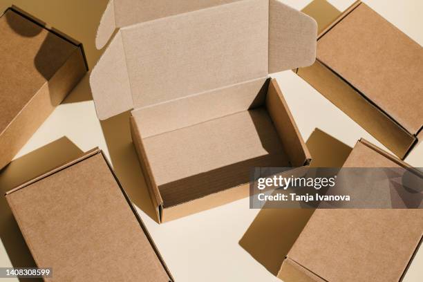 pattern of brown cardboard boxes on beige background, copy space. - package design stock-fotos und bilder