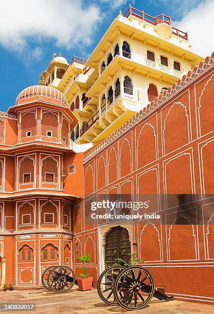 cannons in a palace, city palace, jaipur, rajasthan, india - ジャイプール宮殿 ストックフォトと画像