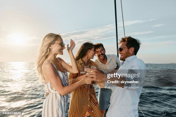 parejas alegres brindando en el día de verano en un barco. - navegación en yate fotografías e imágenes de stock