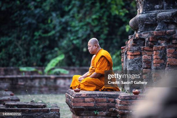 buddhist monk meditation in temple - monk religious occupation stock-fotos und bilder