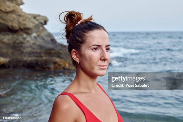 close-up of a young woman with vitiligo at the beach - vitiligo stock-fotos und bilder