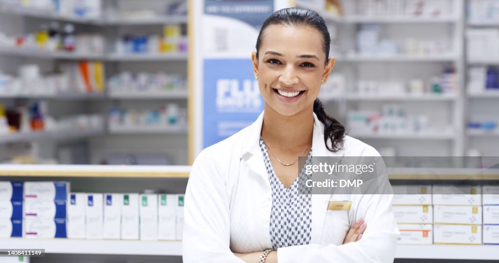 Copyspace mit Porträt eines glücklichen Apothekers, der in einer Apotheke arbeitet. Weibliche Gesundheitsarbeiterin und Apothekenassistentin, die bereit ist, rezeptfreie und verschreibungspflichtige Medikamente in einer Drogerie abzugeben