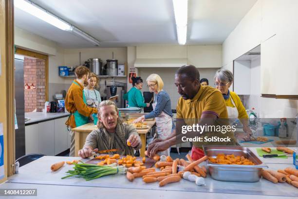 préparer les légumes pour la soupe populaire - social photos et images de collection