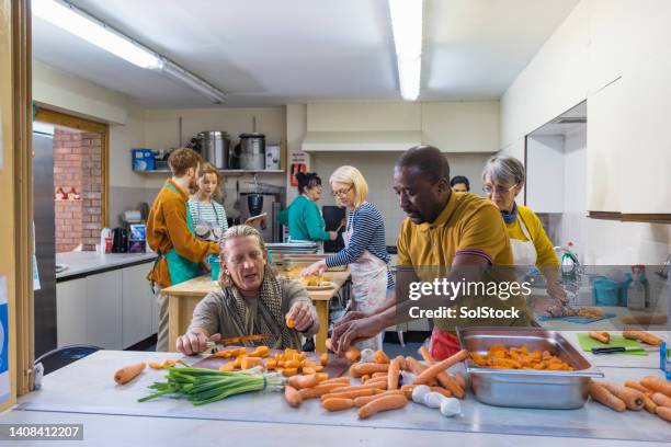 preparing the vegetables for the soup kitchen - an evening with suggs friends in aid of pancreatic cancer uk stockfoto's en -beelden