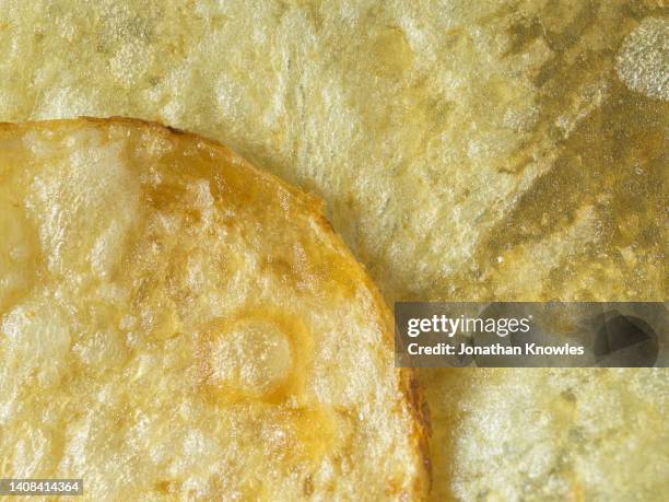 extreme close up textured and edge of potato chip - tentempié salado fotografías e imágenes de stock