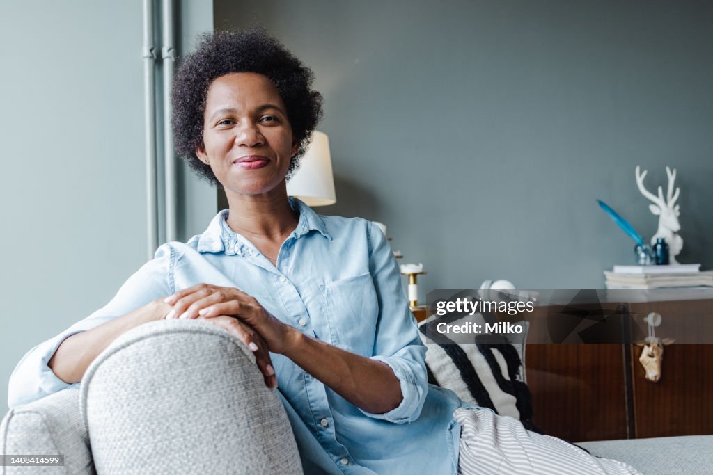 Retrato relajado de una mujer afroamericana medianamente adulta