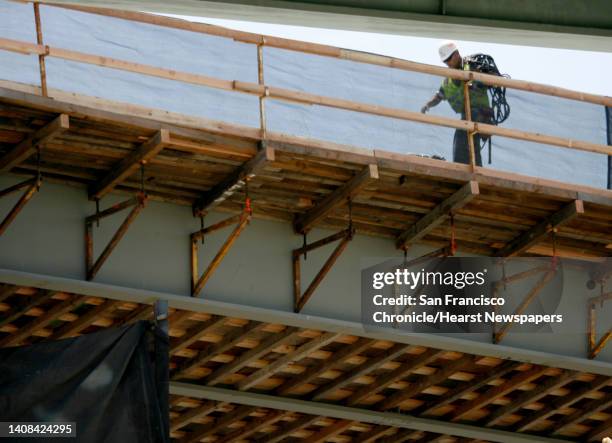 Construction Worker Ramp 57 Install Ramps Stock Photos, High-Res Pictures, and Images - Getty Images