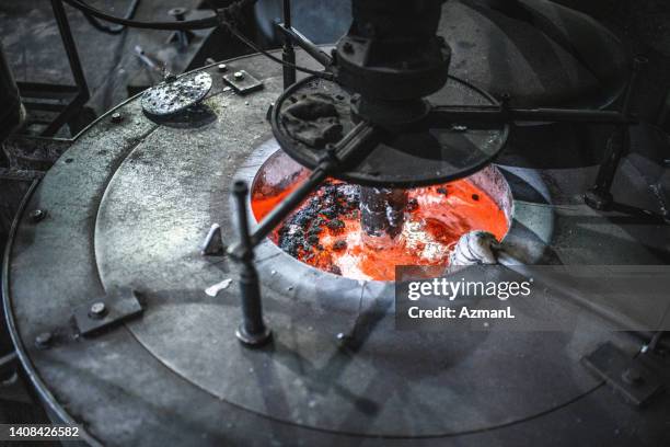 casting ladle lining process in manufacturing plant - aluminium stockfoto's en -beelden