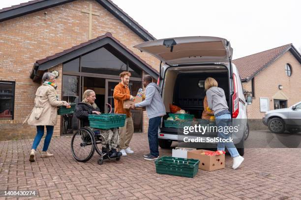 betrieb einer lebensmittelbank in einer kirche - community service stock-fotos und bilder