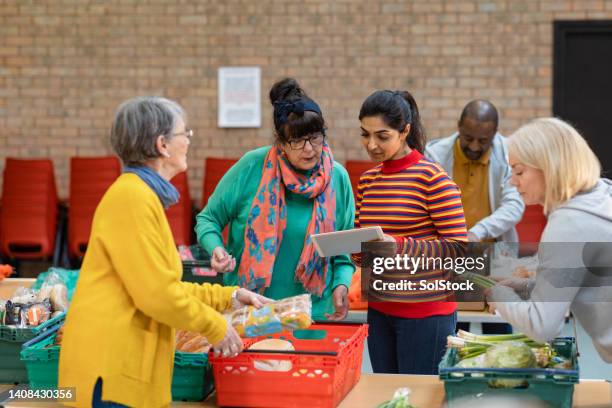 organisation einer lebensmittelspende - karitative stiftung stock-fotos und bilder