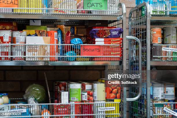 alimentos no perecederos en un banco de alimentos - food distribution fotografías e imágenes de stock