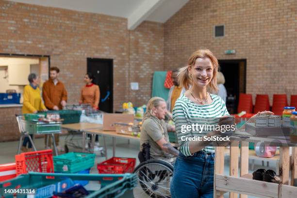 ihrer lokalen gemeinschaft helfen - essensausgabe stock-fotos und bilder