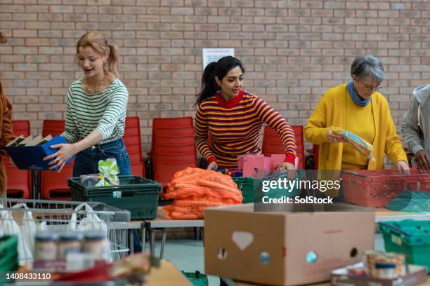 durchgehen der spenden - altruism stock-fotos und bilder